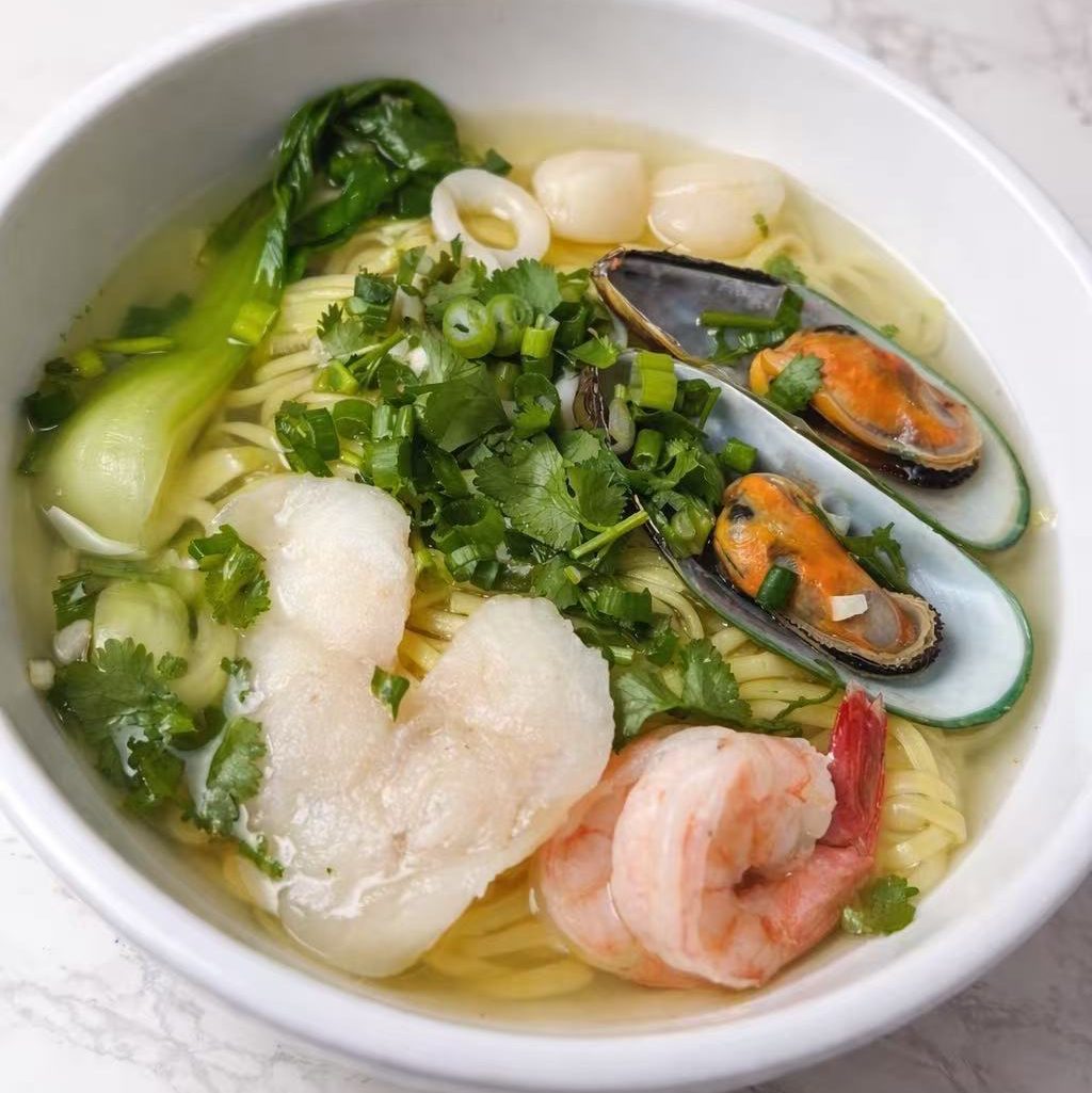 海鲜汤面 / Seafood Noodle Soup (Curry Broth or Chicken Broth).