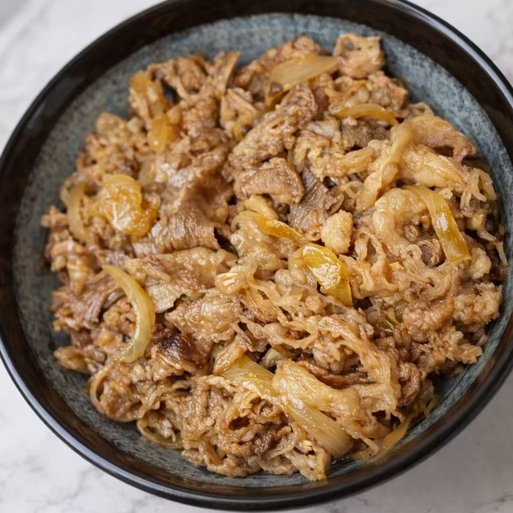 肥牛盖饭 / Beef Bowl Combo.
