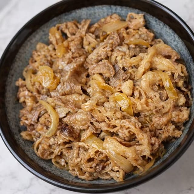 肥牛盖饭 / Beef Bowl Combo.