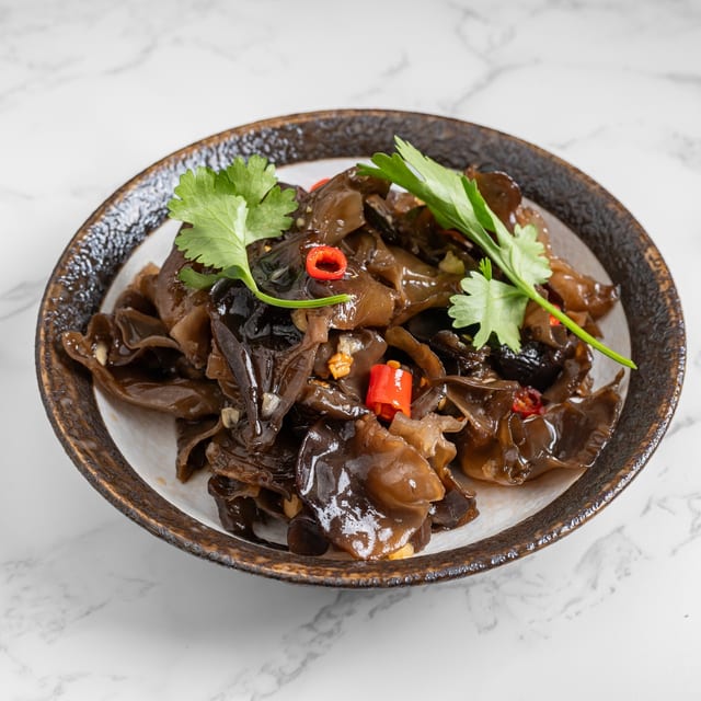凉拌木耳 / Black Fungus with Spicy Sauce.