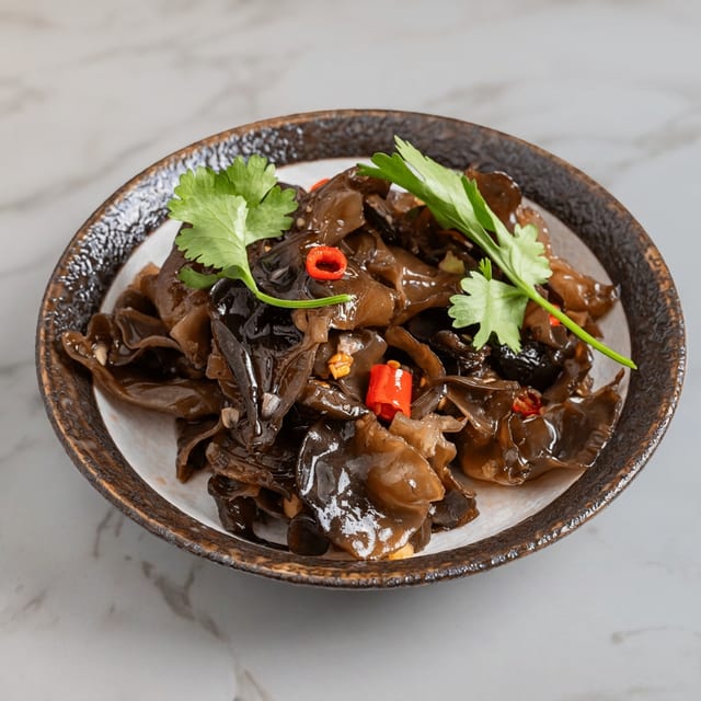凉拌木耳 / Black Fungus with Spicy Sauce.