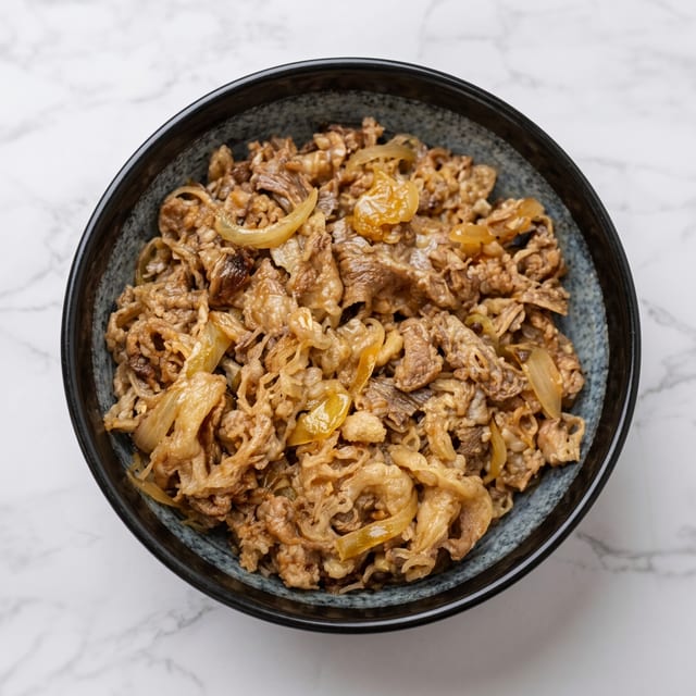 肥牛盖饭 / Beef Bowl Combo.